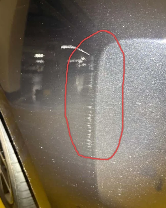 앞범퍼 긁힘을 펜으로 둘러 표시한 사진